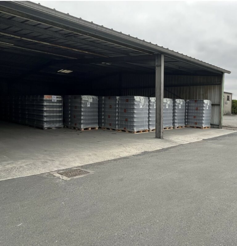 Hangar où sont disposés des stocks de bouteilles, près de Cognac